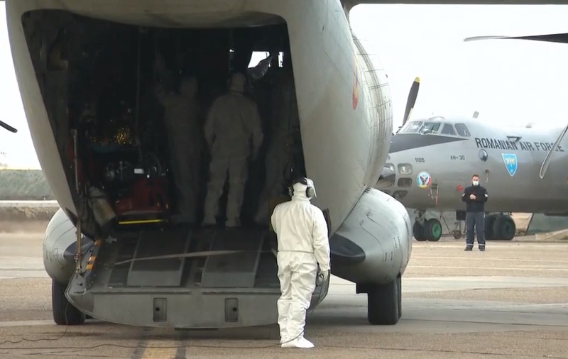 Alţi patru pacienți cu COVID-19 aflați în stare gravă, trimiși cu avionul militar din București la spitale din ţară
