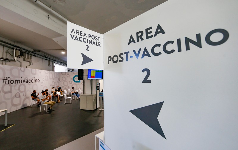 Italia a vaccinat anti-COVID peste 600.000 de persoane într-o zi. Cine e omul care a resuscitat campania de vaccinare