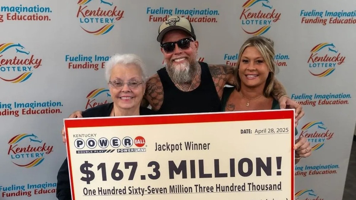 James Farthing, împreună cu mama lui, Linda Grizzle, și iubita lui, Jacqueline Fightmaster, au revendicat împreună câștigul de la Loteria din Kentucky, în aprilie