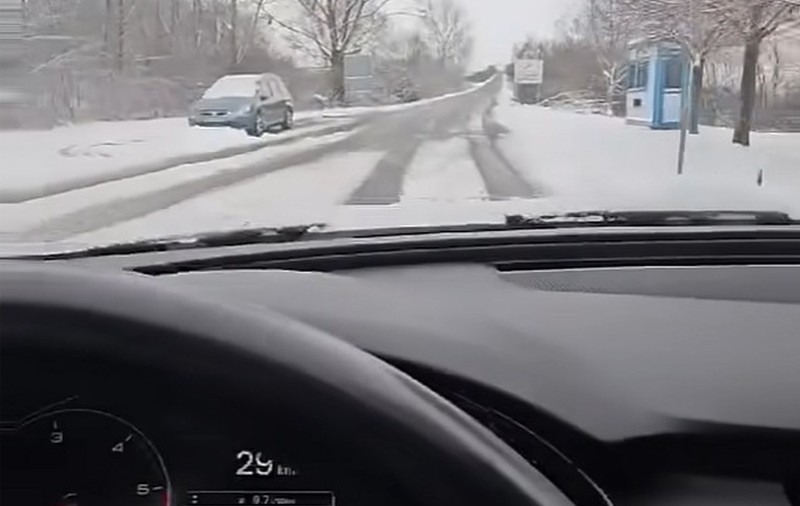Ce „miracol” a descoperit un șofer la granița dintre Ungaria și România: șoseaua curată