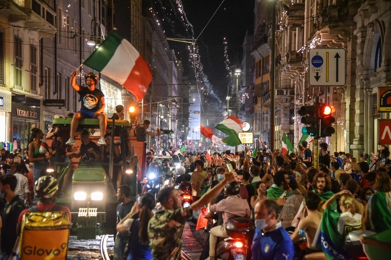 Nebunia de pe străzile din Milano, repetată în întreaga Italie. EPA-EFE/MATTEO CORNER