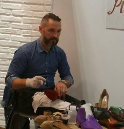 Gabriel Basso, în atelierul său, lucrând la o pereche de pantofi