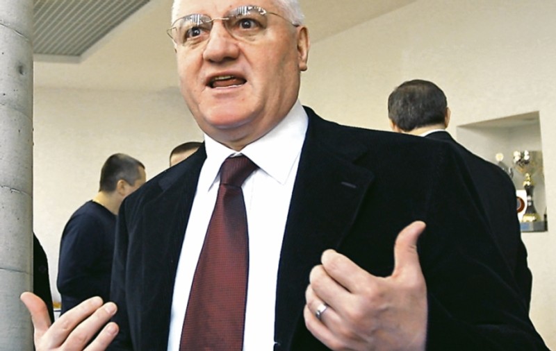 Adrian Mititelu, patronul U Craiova, i-a replicat lui Dumitru Dragomir, şeful LPF, care îl făcuse «analfabet»: "Este un cimpanzeu"