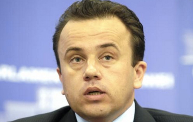 Liviu Pop ia apărarea liceului din Cluj-Napoca, în scandalul elevului cu plete dat afară de la ore. Ministrul Educației susține că “nu putem discuta de un abuz”