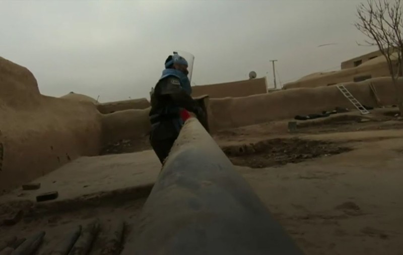 VIDEO / Proiectile sovietice neexplodate, pe post de materiale de construcții în Afganistan