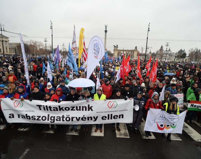 GALERIE FOTO / Noi proteste, la Budapesta, împotriva "legii sclaviei" şi a premierului Viktor Orban