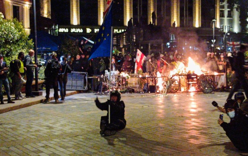 Proteste uriașe în Georgia: polițiștii au folosit tancuri cu apă și spray cu piper împotriva manifestanților care au vrut să ia cu asalt palatul prezidențial din Tbilisi