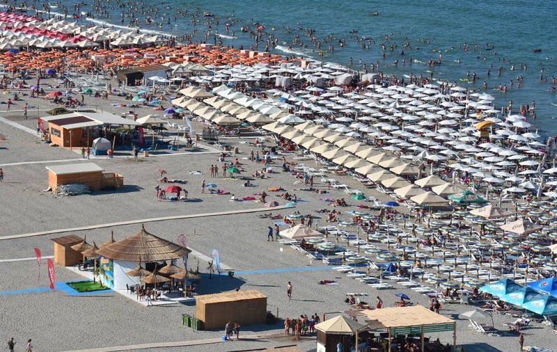 Plaja de la Mamaia, plină de turiști și umbrele în sezonul estival. Sursă foto: Shutterstock