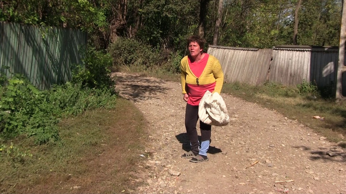 FOTO/ Angajată a Protecției Copilului Vaslui, bătută lângă Tribunal de mama unor copii scoși din familie de instituție