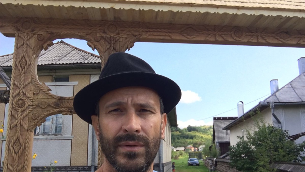 Chef Nicolai Tand are poartă tradițională maramureșeană