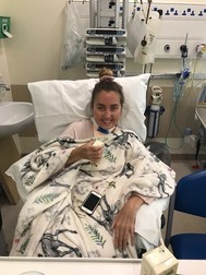 Hayley a mai găsit puterea să zâmbească, deși a fost țintuită la pat de boală