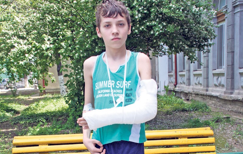 Directorul Şcolii 150 susţine că băiatul accidentat la sport nu părea grav rănit