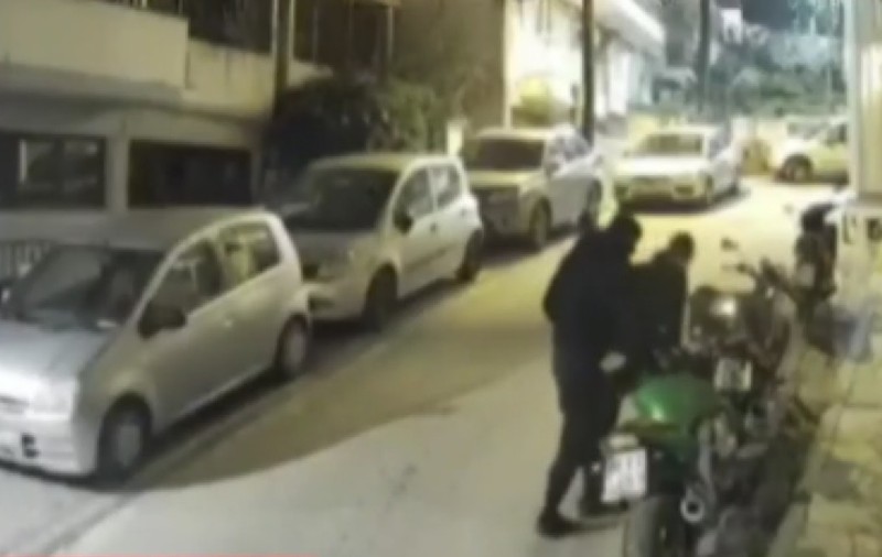 Discuție halucinantă între o femeie și doi hoți care furau o motocicletă: „Totul e în regulă, mătușă! Pa, pupici!”