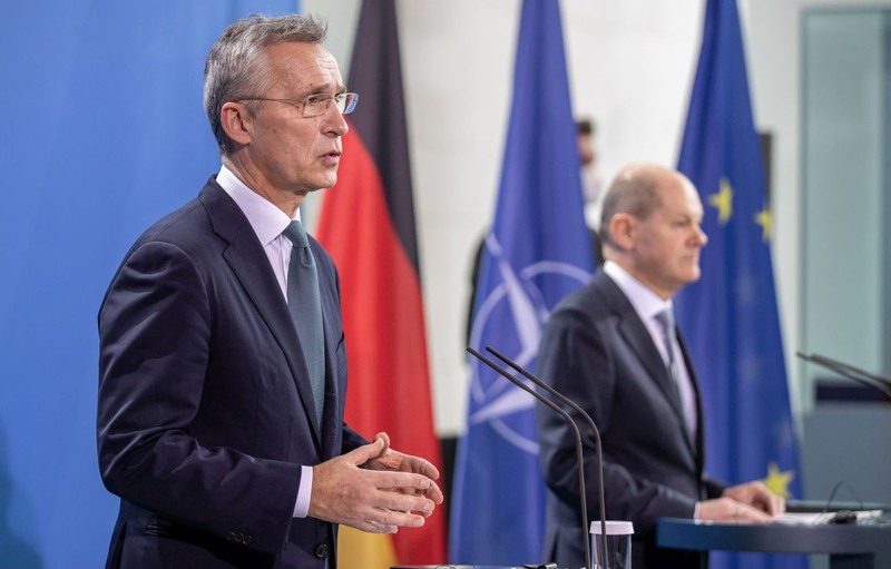 Cancelarul german Olaf Scholz (dreapta) și secretarul general al NATO Jens Stoltenberg au discutat zilele trecute despre amenințarea rusă FOTO: EPA