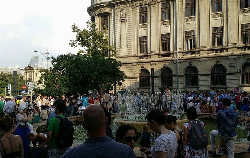 Sute de persoane au protestat în Piața Universității împotriva Parlamentului