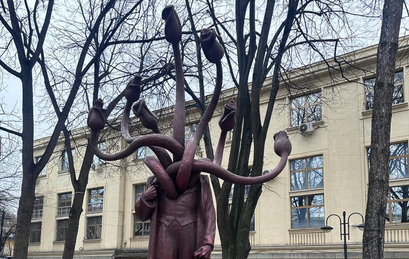 O statuie care simbolizează corupția din politică a stârnit furia locuitorilor din Iași. „Satana, ce să reprezinte... e horror” | VIDEO