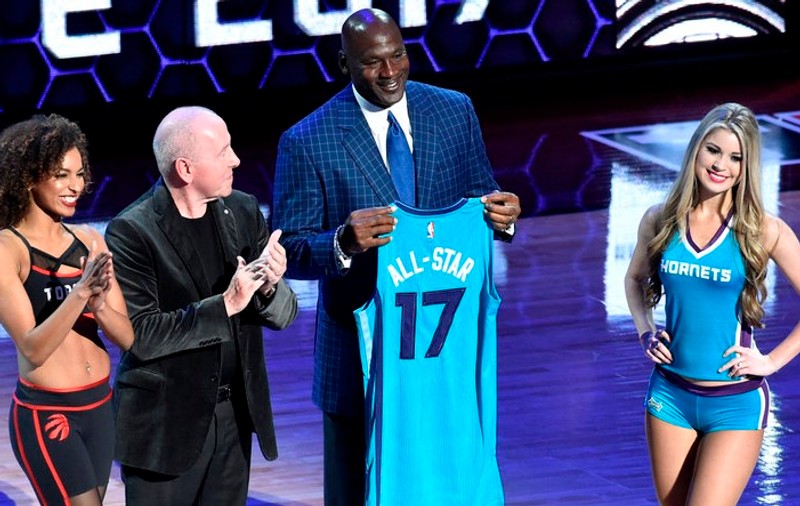 Un tricou purtat în 1984 de baschetbalistul Michael Jordan, vândut cu o sumă record la o licitație în SUA