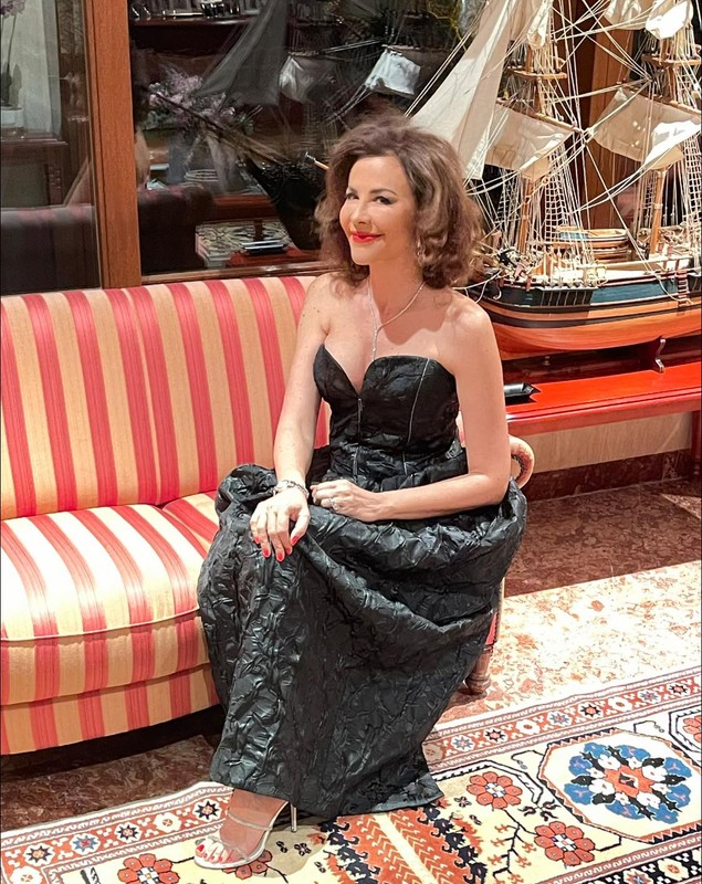 Cum a apărut Adina Alberts în sufrageria casei sale și a lui Viorel Cataramă. Are rochie decoltată și sandale cu toc: „Să nu uităm să trăim pentru noi”