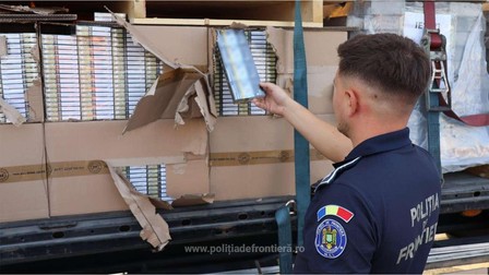 În camion erau de 48 de oei mai multe țigartete decât îi permitea legea să transporte Sursa Foto: Poliția de Frontieră