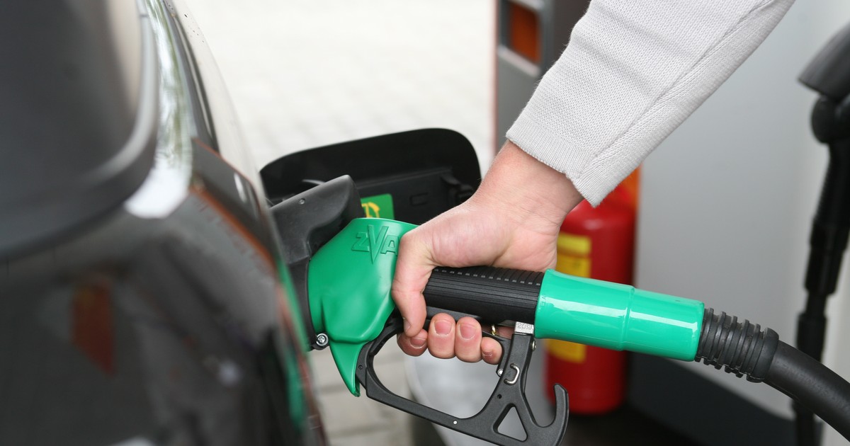 Legea care ar fi scumpit carburanții și ar fi scos sute de firme de pe piață a fost gasită neconstituțională de către CCR. Bărbat care alimentează o mașină la pompă