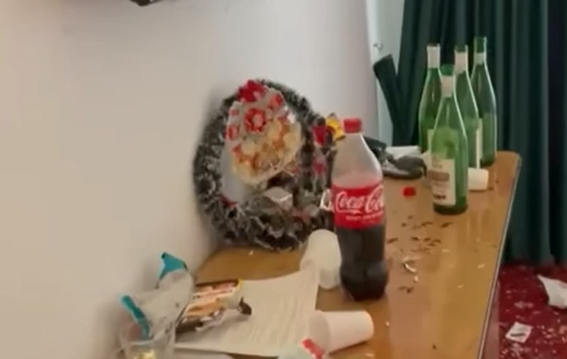 Cameră de hotel din Slănic Moldova, distrusă de petrecăreți: mizerie de nedescris, un televizor spart, pungi de gunoaie