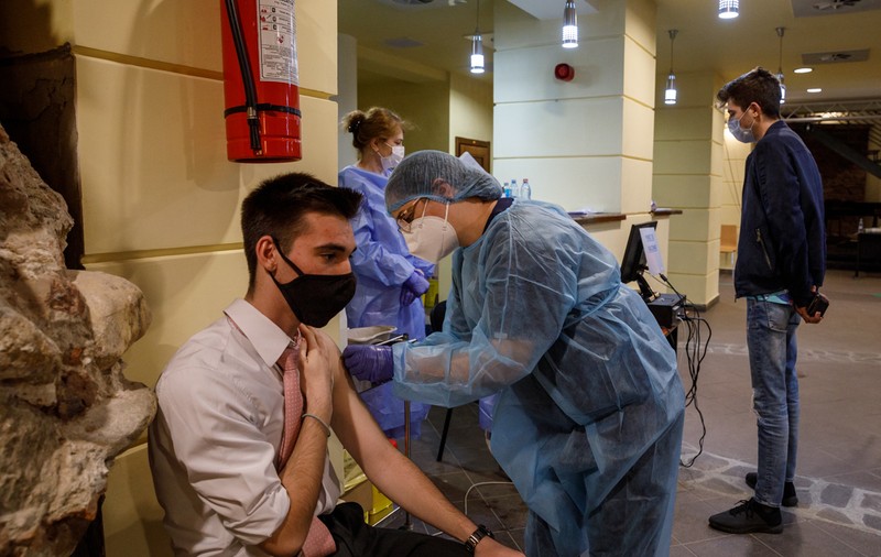 Campania de vaccinare s-a împotmolit? Bilanț zilnic în scădere, în ciuda maratoanelor din țară și a mobilizării Guvernului