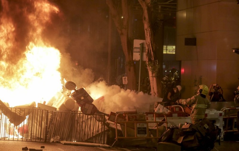 Noi violențe în Hong Kong. Zeci de mii de protestatari au sfidat interdicția impusă manifestațiilor publice