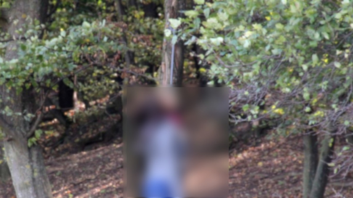 Un bărbat din Iași s-a spânzurat în fața casei. Vecinii l-au văzut atârnând în ștreang