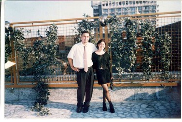 Diana, la 18 ani, alături de un coleg, chiar înainte să-l cunoască pe Răzvan
