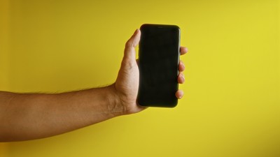 Telefon mobil pe un fond galben