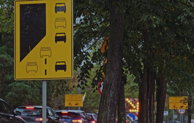 Regula fermoarului în trafic ar putea deveni lege: ce prevede proiectul și ce înseamnă pentru șoferii români