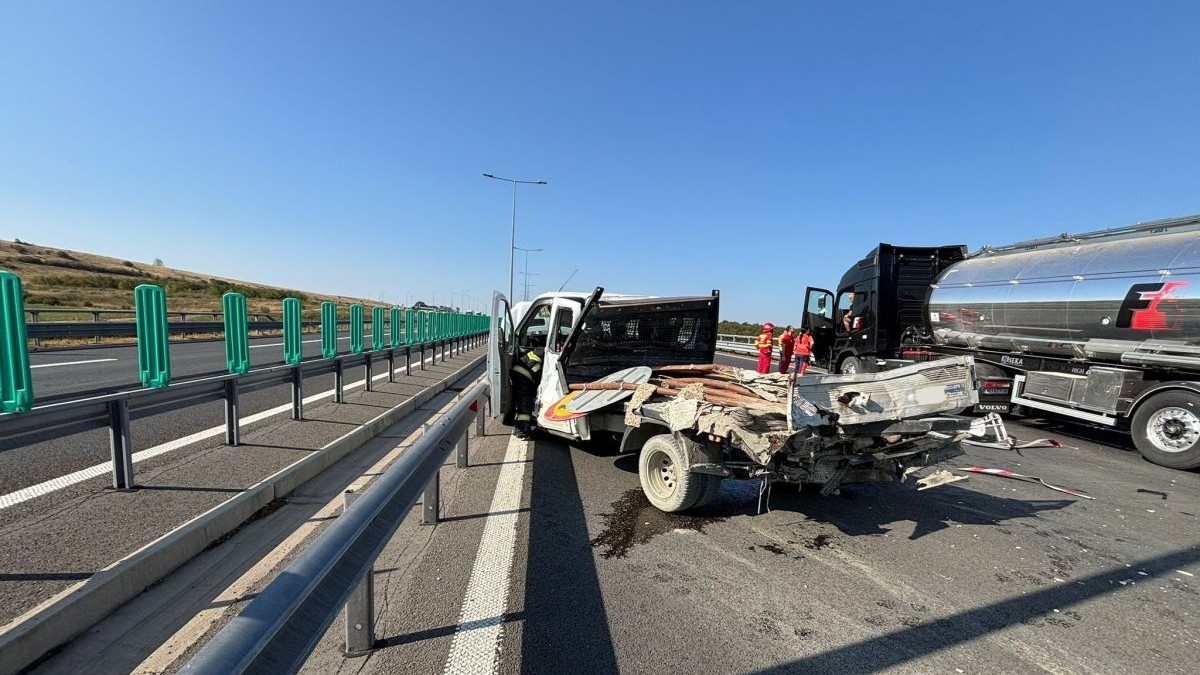 O mașină de intervenție este parțial distrusă pe pe autostrada A1 Sibiu-Deva, în zona localităţii Boiţa, după ce a fost lovită de un TIR, 2 august 2025
