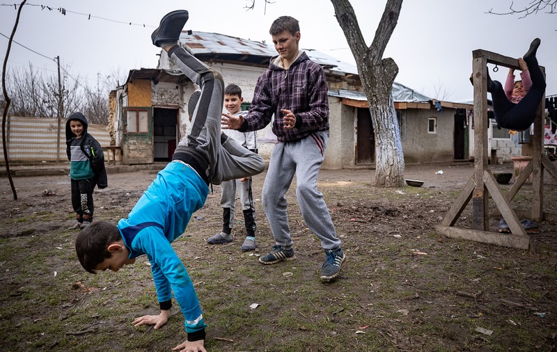 Reportaj într-o familie săracă, dar veselă. „Ceilalţi copii râd de pâinea noastră cu gem! Noi o împărţim cu câinii satului”