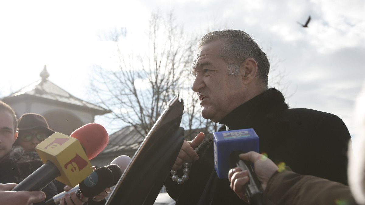 Conducerea Astrei a luat foc: i-a cerut ”decență” lui Becali
