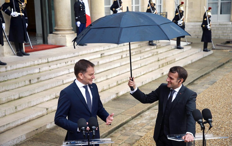 Emmanuel Macron a ținut singur umbrela la un eveniment cu premierul slovac Igor Matic