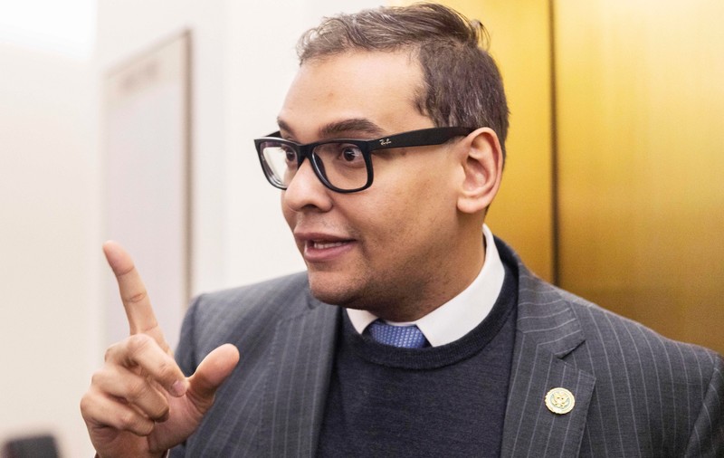 Republicanul George Santos, ales în Congresul SUA, a fost arestat pentru fraudă și spălare de bani