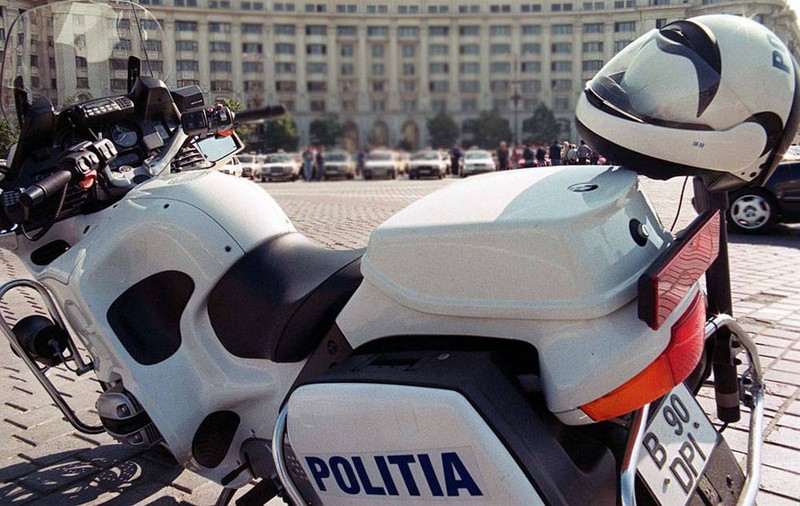 ACCIDENT pe CALEA VICTORIEI! Un POLIȚIST în misiune a fost RĂNIT!