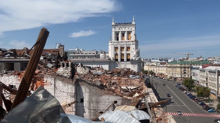 Piața Constituției văzută de pe acoperișul distrus al Palatului Muncii