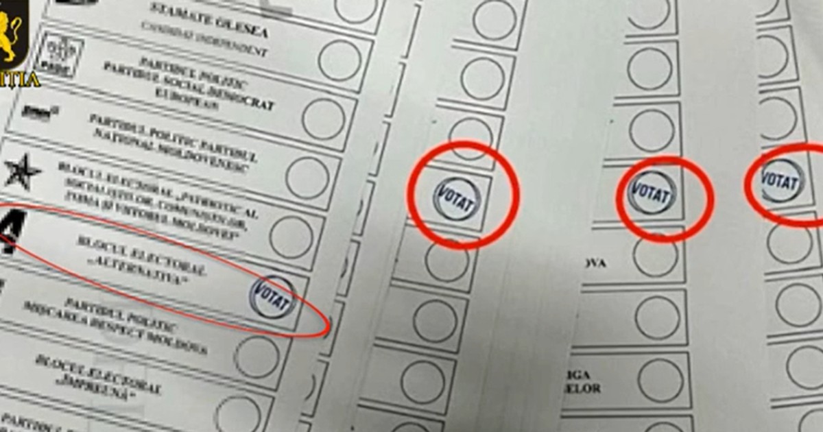 Această imagine surprinde de aproape un buletin de vot din Republica Moldova (conform numelui fișierului și textelor), pe care sunt vizibile mai multe ștampile "VOTAT" aplicate în dreptul diferitelor formațiuni politice. Cel puțin patru dintre ștampile sunt încercuite cu roșu.
