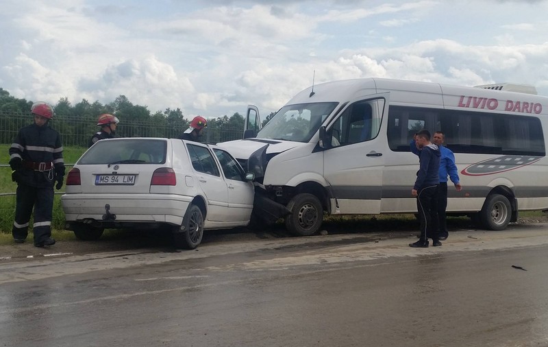 Accident cu patru victime în Alba! Un microbuz s-a cocnit frontal cu un autoturism VIDEO
