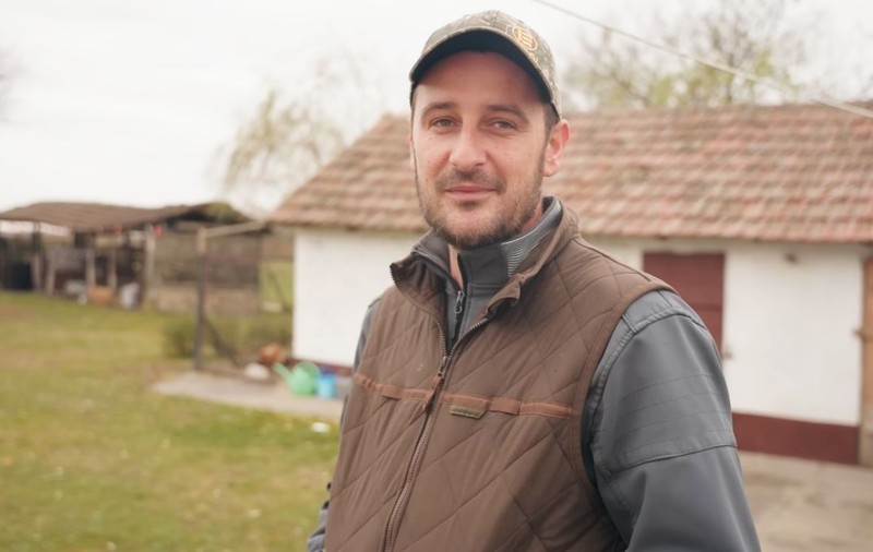 Un șofer de TIR s-a lăsat de camioane și face kulen în satul natal, la câțiva kilometri de România: „Eram sărac și flămând”