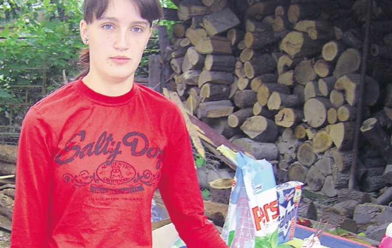 Adolescenta care a rămas orfană de 4 ori: "Am în Rai trei îngeri păzitori"