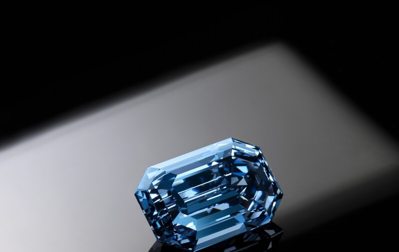 Patru bogătași s-au bătut la licitație pentru cel mai mare diamant albastru din lume. Cu cât s-a vândut