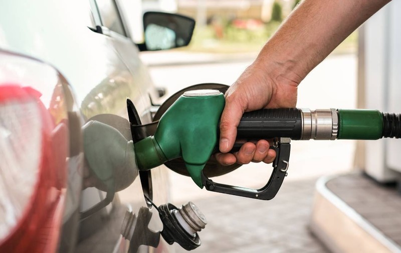 Carburanții din România au ajuns să fie mai scumpi decât cei din țări dezvoltate. Grecii merg în Bulgaria să cumpere benzină