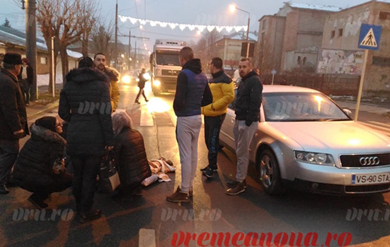 VIDEO / Tânără din Vaslui, lovită de o mașină pe trecerea de pietoni. Reacția incredibilă a șoferului, după accident