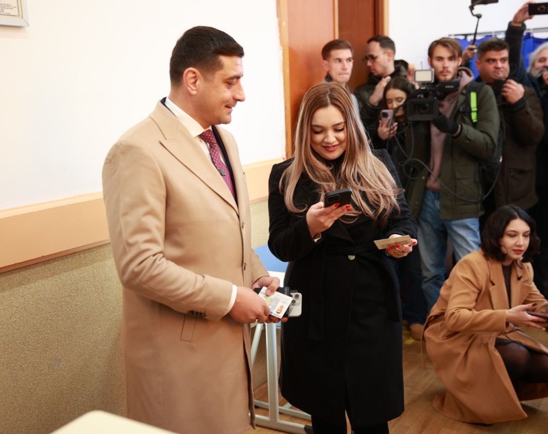 Cu ce se ocupă Ilinca, soția lui George Simion. Are de 27 de ani și e mult mai tânără decât liderul AUR