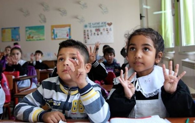 Acuzații de segregare rasială a elevilor rromi în școlile din Iași. Copiii învață în clase separate și sunt scoși la ore diferite în pauze. Reacția Inspectoratului Școlar