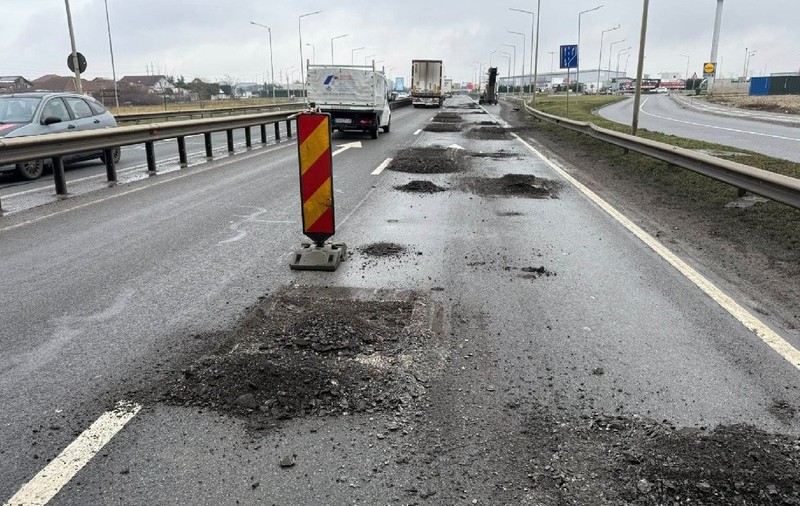 Primarul din Oradea le cere scuze șoferilor din cauza gropilor apărute pe centura orașului. Orădenii: Dar cu ce s-a deszăpezit, cu bombe?