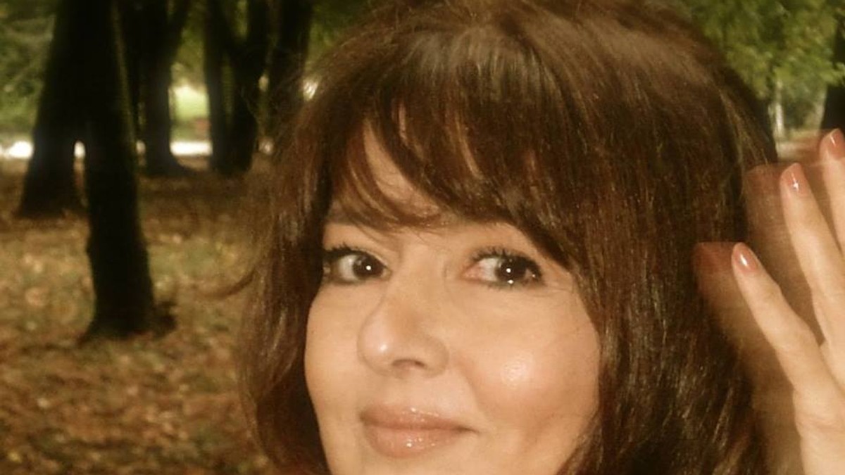 Oana Sârbu, fotografiată în parc, toamna