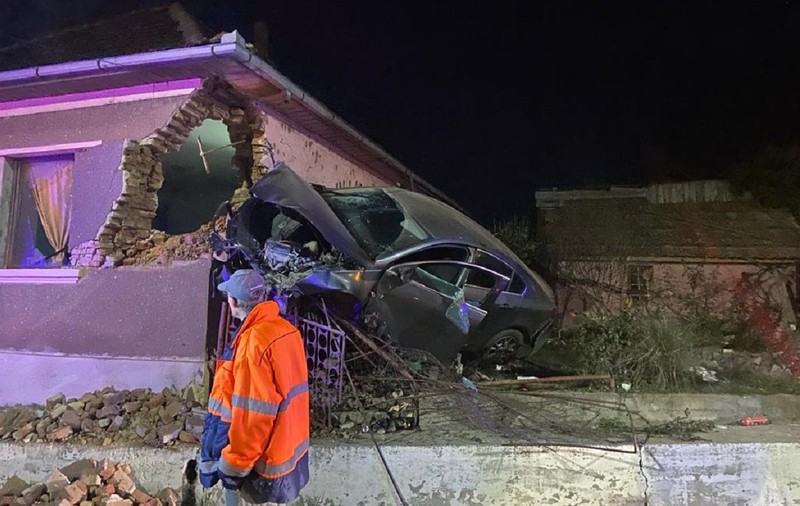 Tânăr șofer mort, după ce a zburat cu mașina de pe șosea și a intrat prin zidul unei case, la Rătești, în Satu Mare